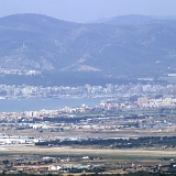 <div align="left"><font size="2"> Ebenfalls von dieser Stelle aus Richtung Palma ist die ganze Bucht zu sehen. Wegen dem Dunst ist dieses Bild elektronisch nachbearbeitet. Die lange gerade Strecke im unterem Bildbereich ist der Flughafen von Palma. <br /> <div align="left"><font size="2"> Ebenfalls von dieser Stelle aus Richtung Palma ist die ganze Bucht zu sehen. Wegen dem Dunst ist dieses Bild elektronisch nachbearbeitet. Die lange gerade Strecke im unterem Bildbereich ist der Flughafen von Palma. <br />